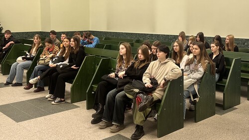 Uczniowie klasy patronackiej na sali sądowej