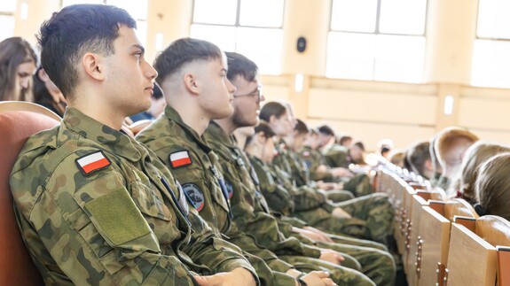 Zdjęcie przedstawia uczniów szkoły mundurowej