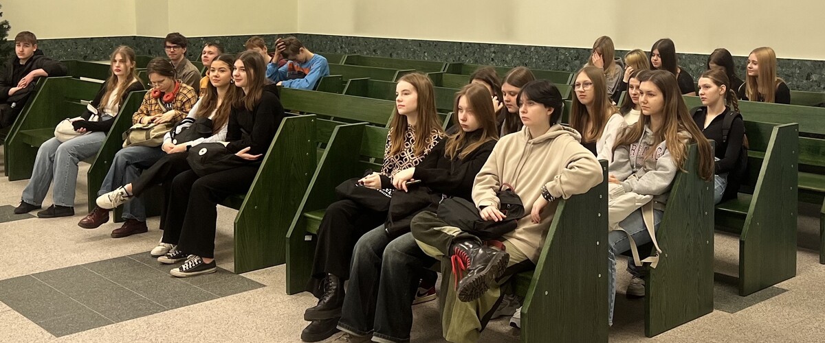 Uczniowie klasy patronackiej na sali sądowej